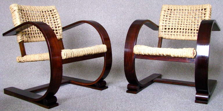 A pair of armchairs, original late french Art Deco, around 1940. Rope woven seat and back in good original condition,  beech wood frames with a slight glossy french polish finishing in a medium dark brown. Signed underneath vibo visoul. 

Height  
