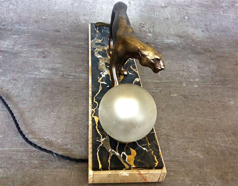 French Art Deco Panther Sculpture Desk Lamp by M. Fonds In Good Condition In Saarbruecken, DE