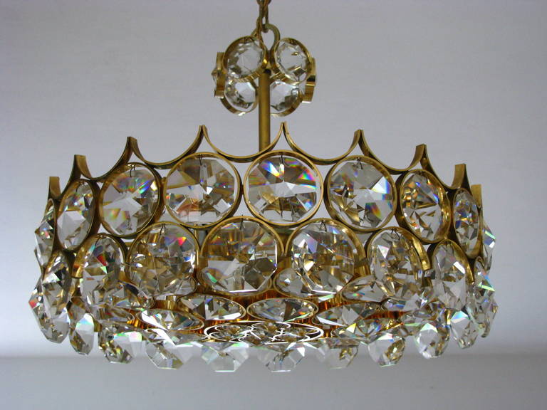 1960s crystal and brass Bakalowits chandelier.

Austrian crystal luster with large octagonal crystals, 2.4 inch. Brass frame in original vintage condition. Rewired. Takes five bulbs.

Height 70 cm (27.6 in).
Diameter 48 cm (18.9 in).

Note: