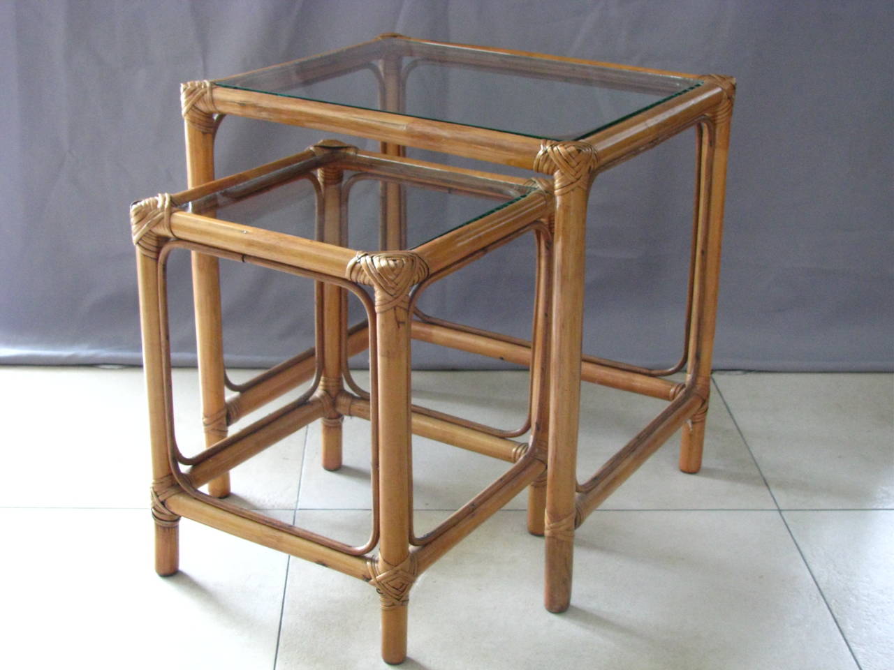 French 1960 rattan side nesting tables with glass tops. Good vintage condition.

Measurements:

Height 20.1 in. (51 cm)
Length 19.7 in. (50 cm)
Width 16.2 in (41 cm).

Note: Timeless material!

