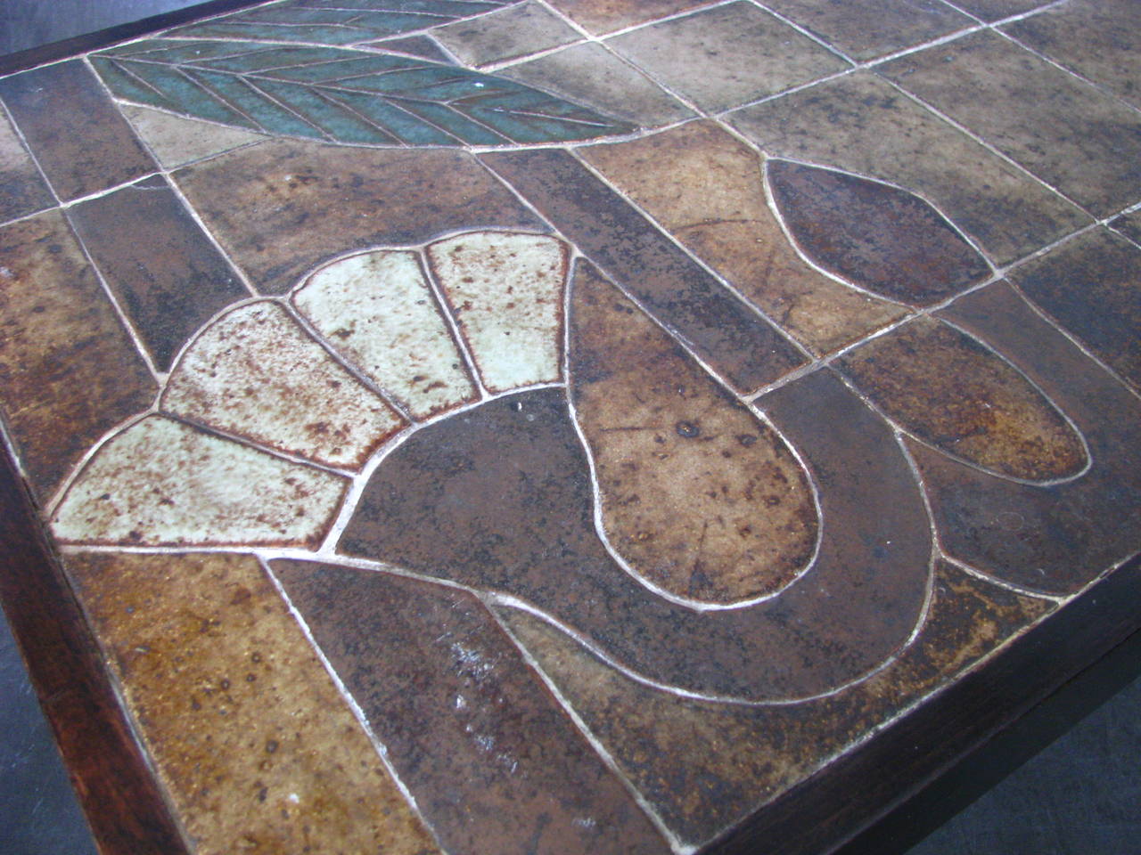 1960s ceramic coffee table from the French manufacturing center city of Vallauris. Signed. Wood parts hand polished with French polish (schellack).

Measurements:

Height 13.0 in. (33 cm)
Length 41.8 in. (106 cm)
Width 21.7 in (55 cm)

Note: