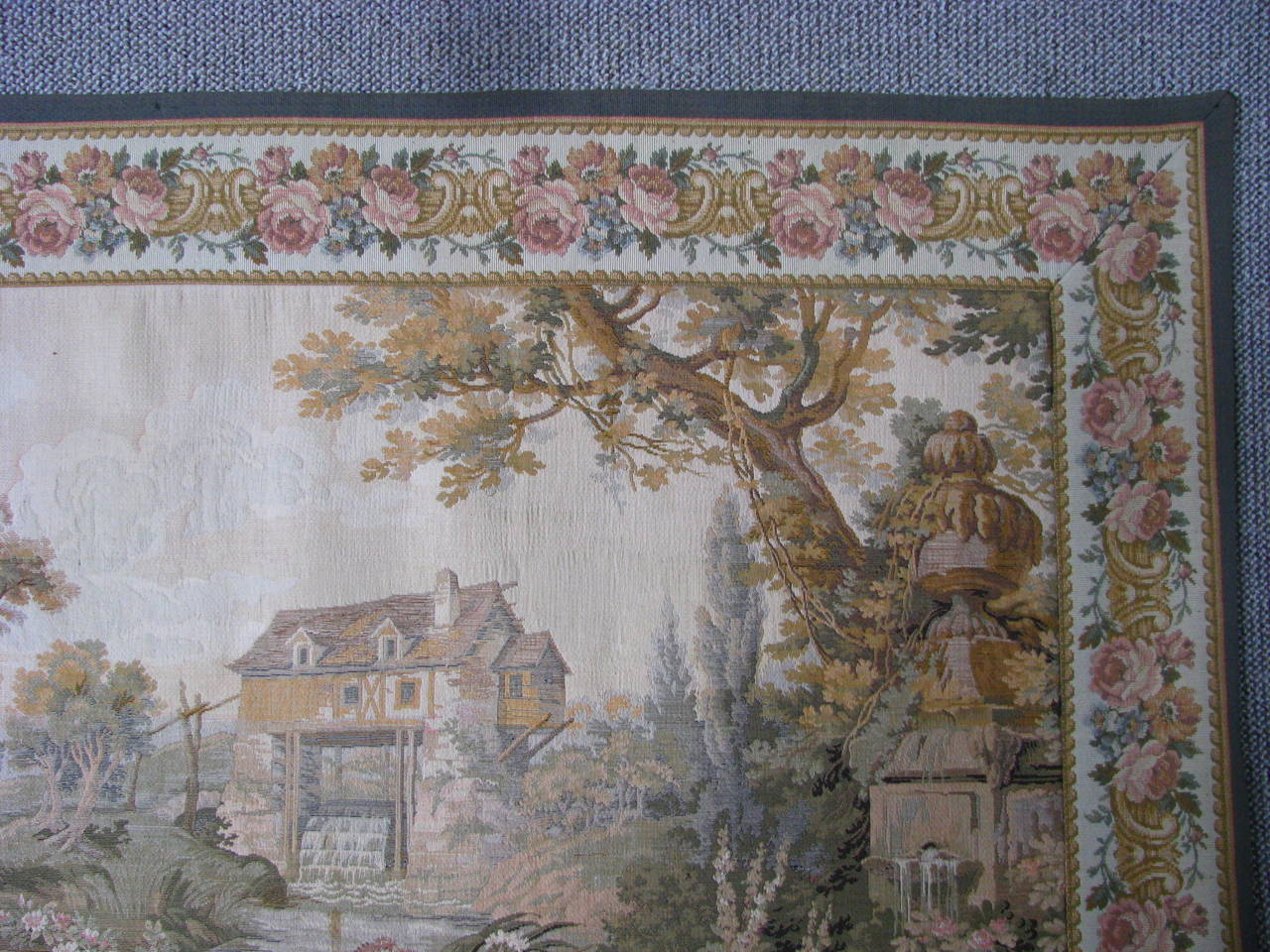 Antique Midcentury Aubusson Style French Tapestry im Zustand „Gut“ in Saarbruecken, DE