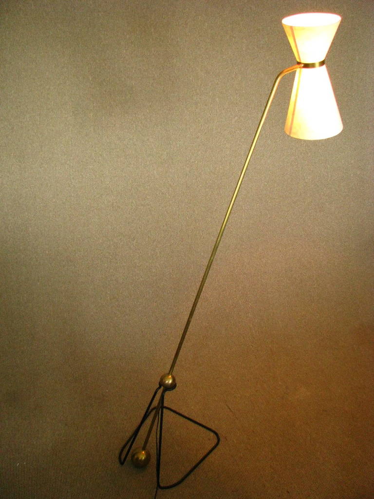Floor lamp equilibrium by Pierre Guariche 1951.

Striking articulating equilibrium floor lamp designed by Pierre Guariche in 1951. Two weighted brass balls rest in a triangular black iron base frame. Second edition from 1980. Vintage condition