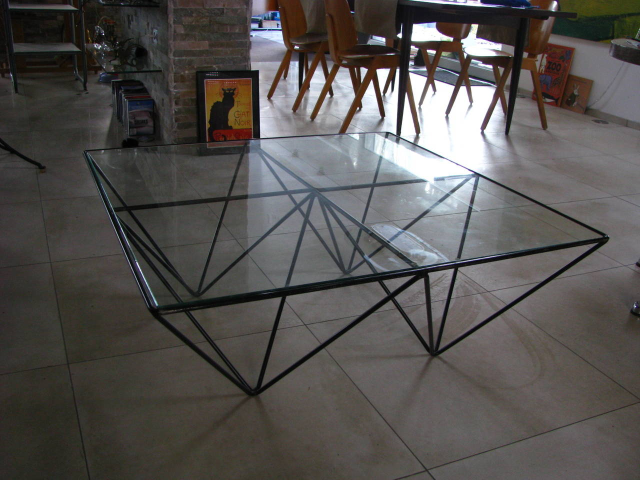 Paolo Piva Alanda coffee sofa table for B&B Italia, 1982.

The table consists of four inverted pyramids made of black lacquered steel rod creating a floating visual effect.

Good vintage condition, glass without chips.

Measures: Width: 38.6