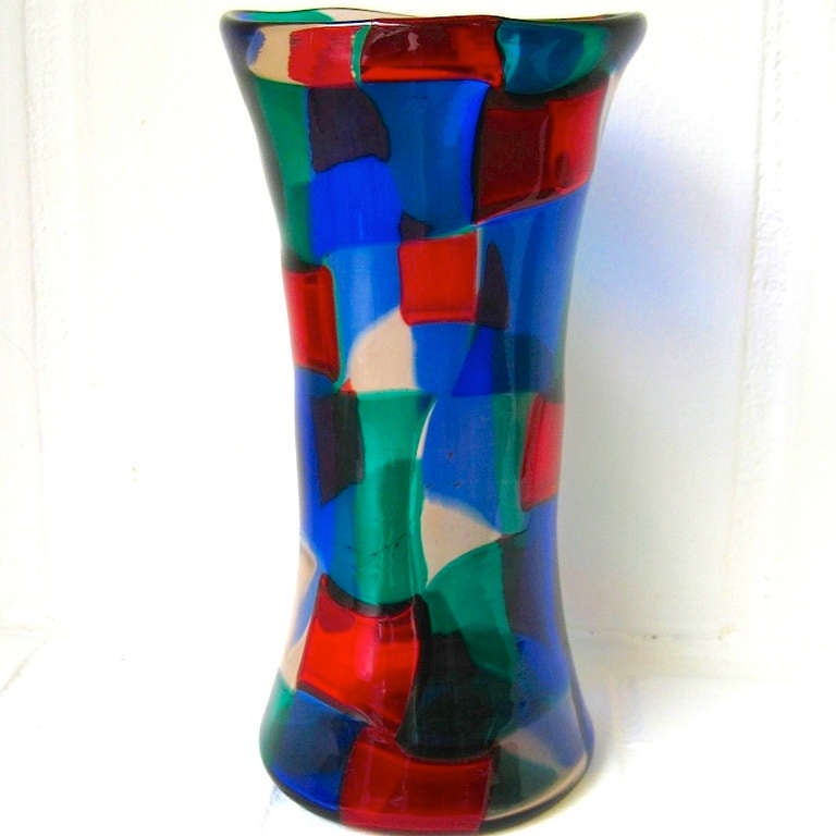 Soufflé avec des pièces de verre fusionné en paille, bleu, vert et rouge. Conçu en 1950, fabriqué par Venini. Timbre acide (très difficile à reconnaître). 

Mentionné dans le 