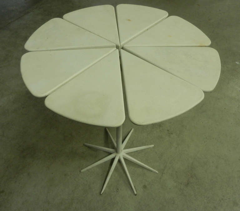 les pétales de cette table sont en céramique ! les pétales de la production en série sont en bois. naturel ou peint en blanc. acheté chez un ancien employé de knoll......