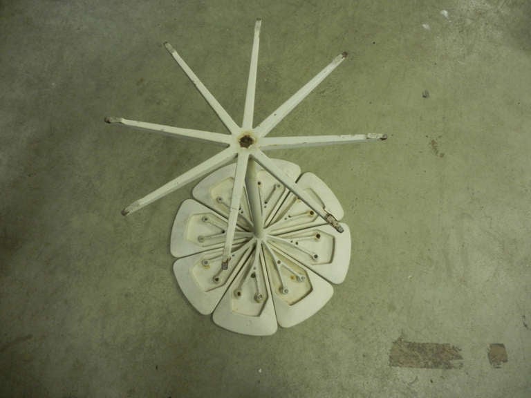 Mid-Century Modern Prototype de table d'appoint unique à pétales de Richard Schultz en vente