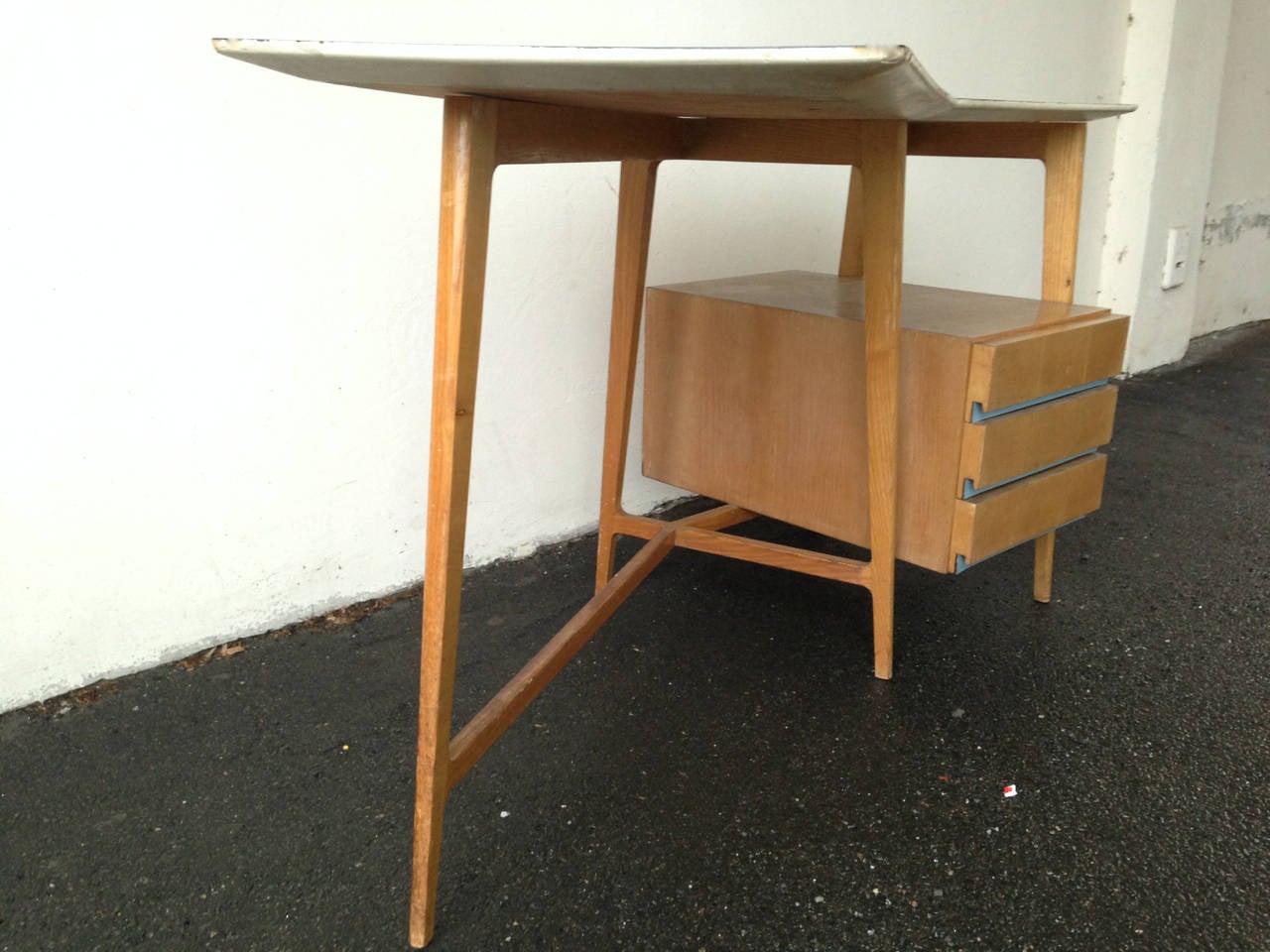 Small Curved Desk with Matching Chair Attributed to Gio Ponti 3