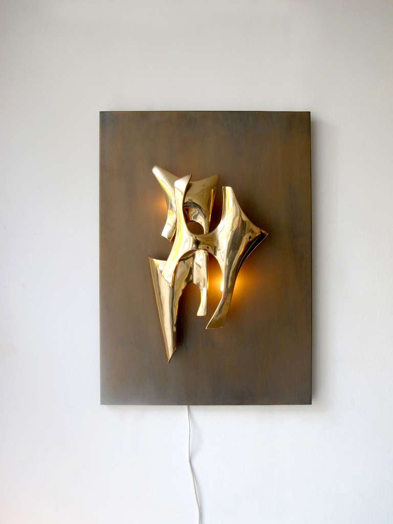 Large exceptional wall light in gilt bronze and patinated metal designed and signed by Fred Brouard, France 1970.
Fred Brouard the celebrated French sculptor was born in 1944 in Caen, Normandy. He attended the Ecole Nationale Supérieure des Beaux