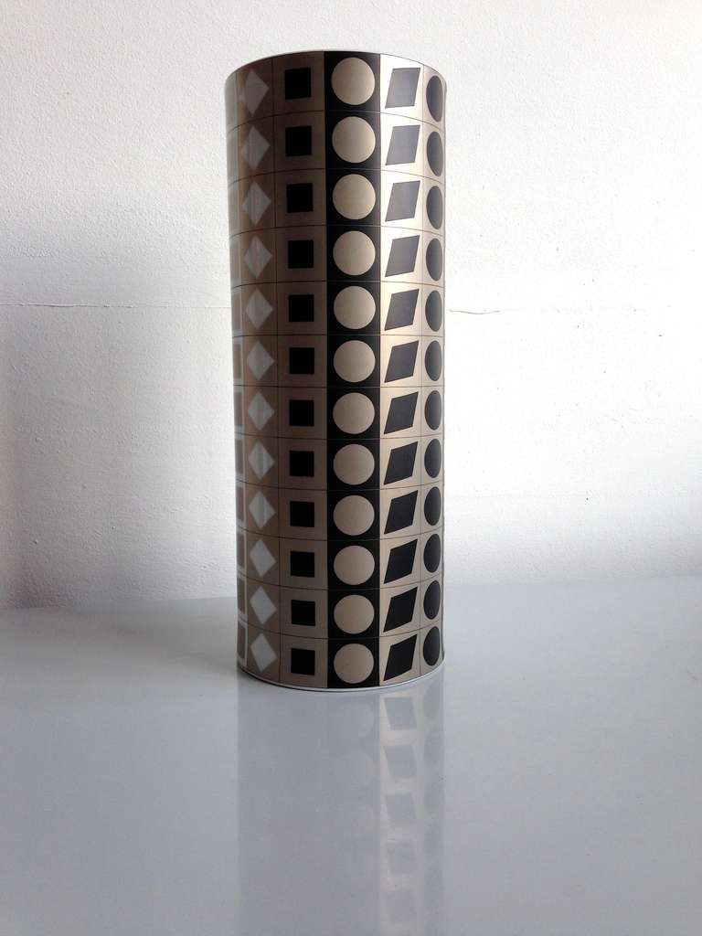 Victor Vasarely (Pécs, 1906 - Paris, 1997) 

This original rare and large porcelain Rosenthal vase by Victor Vasarely (Pécs, 1906 - Paris, 1997) has been signed by the artist in ink. Published by Rosenthal and numbered 88 from the edition of