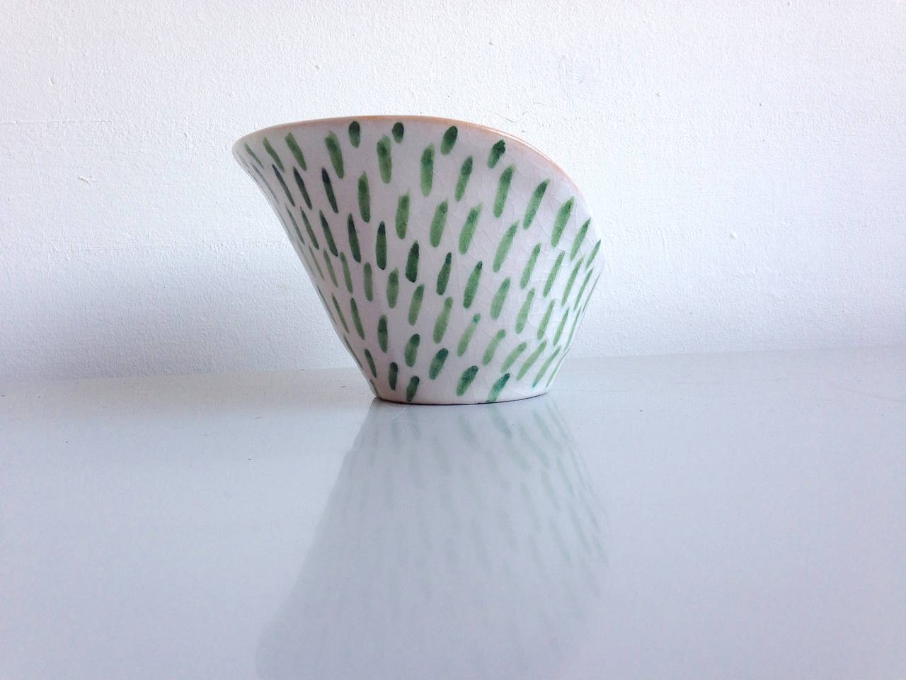 Guido Gambone

Ceramic vessel bowl by Guido Gambone. This features a graphic design in the interior with green glazes. The exterior is white with green lines. The bowl is signed with GAMBONE , ITALY the donkey mark in green.

ITEM LOCATED IN