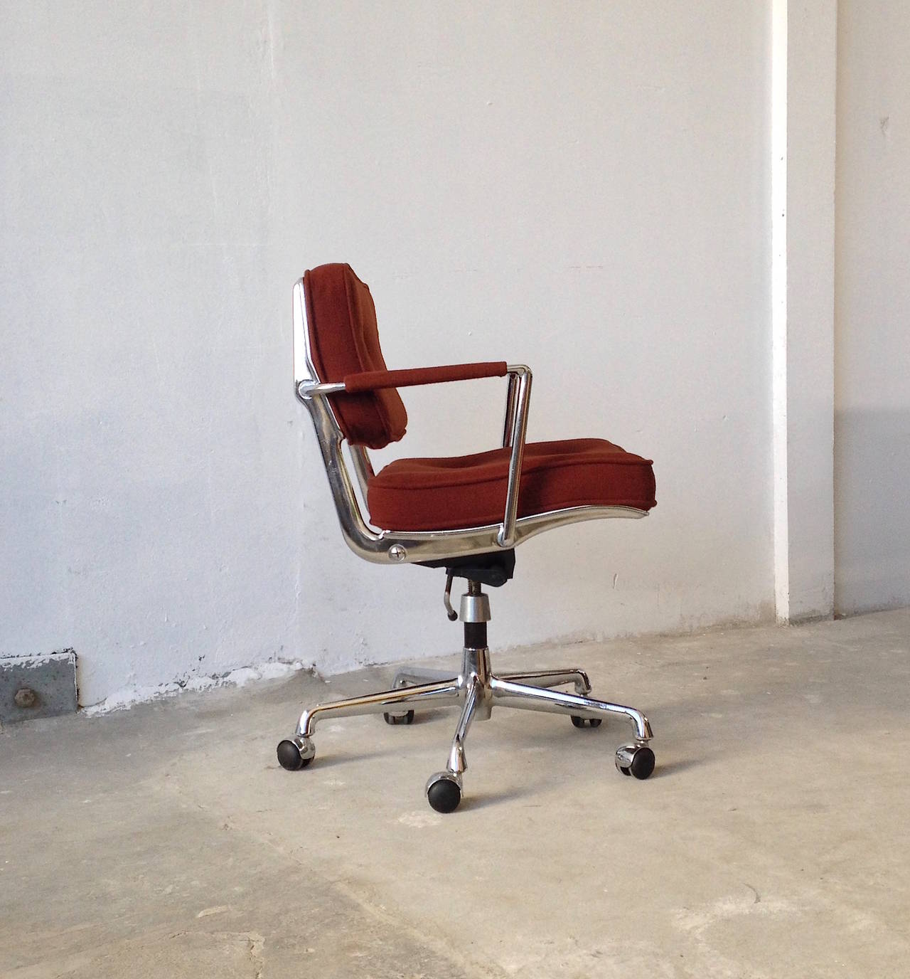 eames intermediate chair