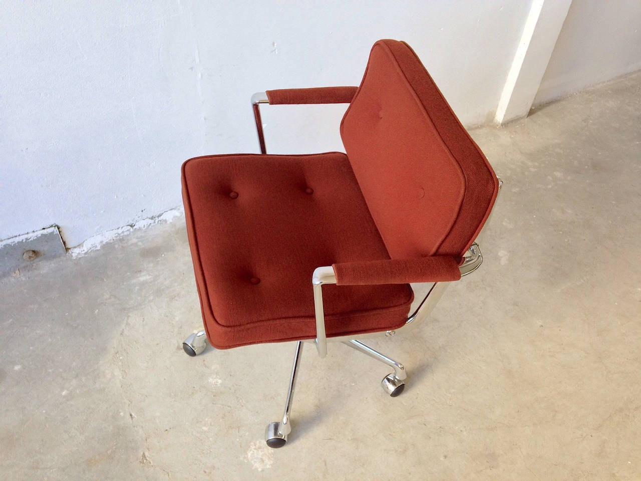 Charles EAMES

rare set of 4 Eames intermediate Desk Chairs in nice conditions. Was only in production for a few years. Aluminium frame, original tobacco fabric upholstery, new foam. Very comfortable desk chair even by today's standards. Full