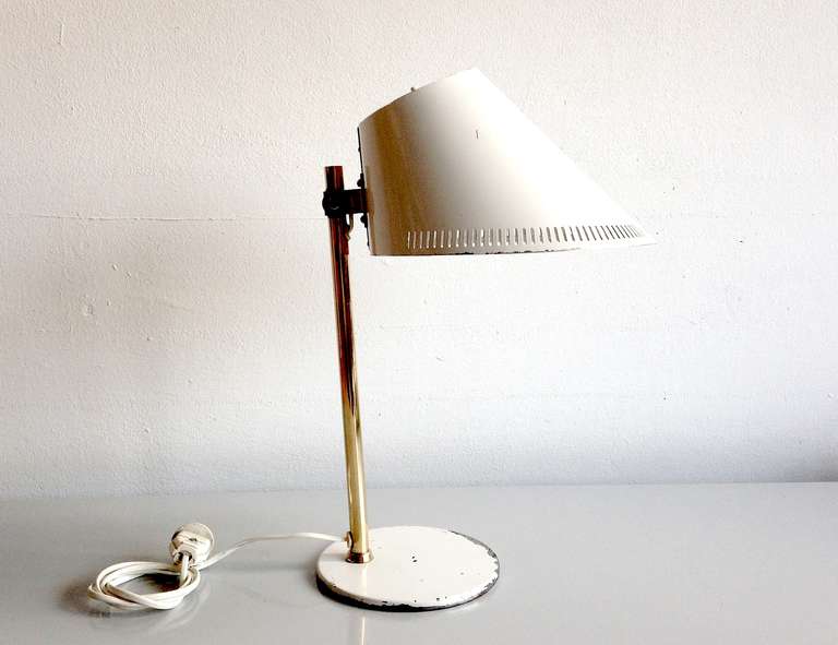 Paavo Tynell 

This table lamp is produced and marked by TAITO 9227 -  Idman. The lamp is in a very light white/grey colour. The lamp in used conditions has wear and some scratches and  dents.

ITEM LOCATED IN HAMBURG
