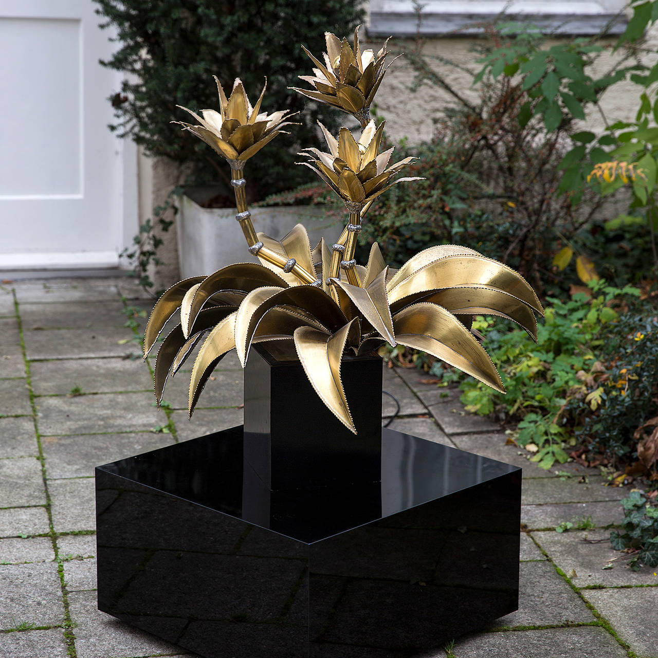Elegant palm flower lamp by Maison Jansen attributed, very high quality lamp.