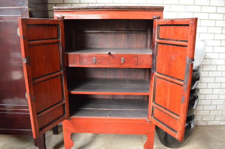 19th Century Red Lacquer Chinese Wedding Cabinet In Excellent Condition For Sale In Gravenmoer, NL
