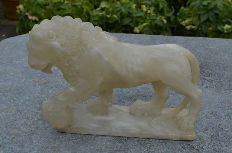 19th Century Alabaster Lion In Good Condition For Sale In Gravenmoer, NL