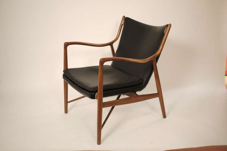 Model NV45 ,designed by Finn Juhl in 1945 and edited by Niels Vodder .Exposed teak frame and later leather upholstery.
The NV45 is the result of a fruitful cooperation between Finn Juhl and cabinet maker Niels Vodder .