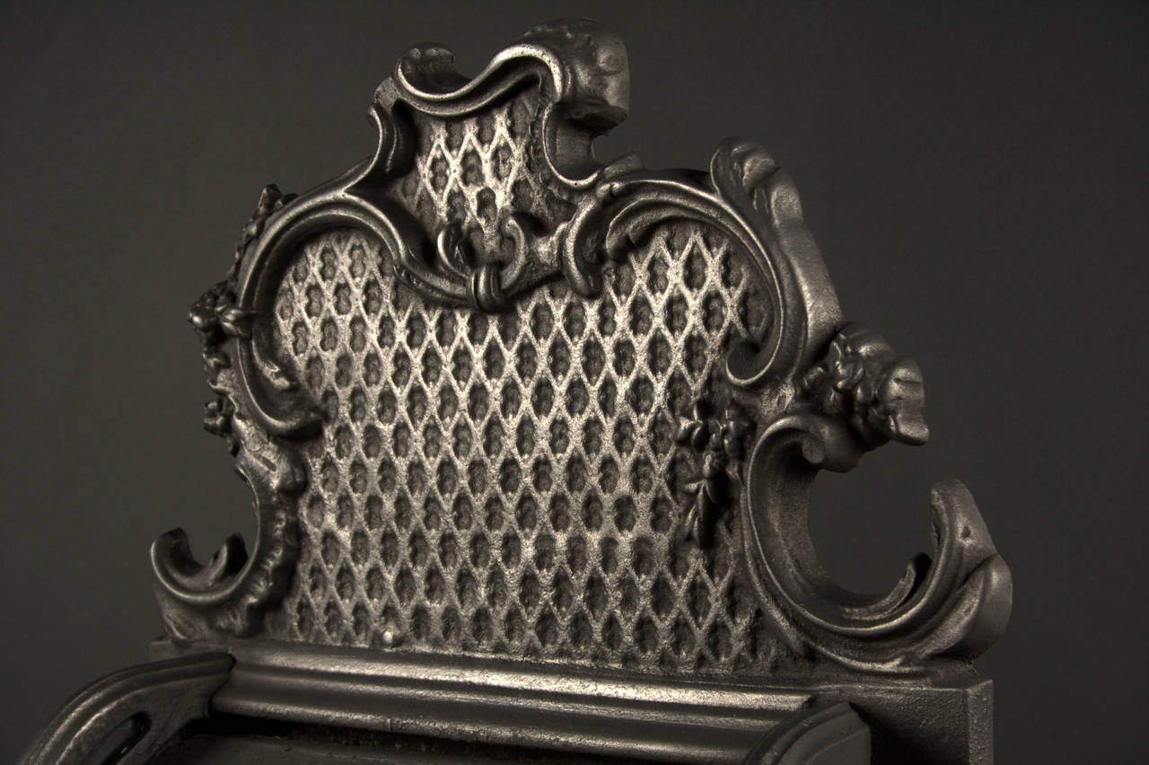 An Antique Cast Iron and Brass Rococo Style Firegrate In Excellent Condition For Sale In London, GB