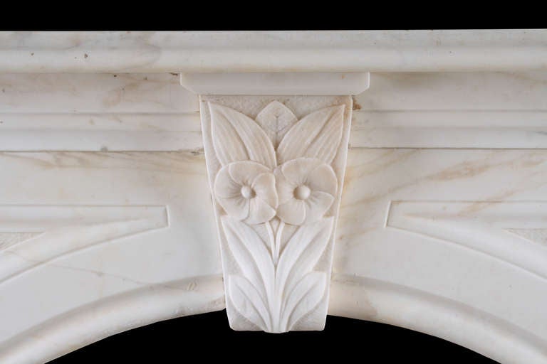 An Antique Victorian Arched Fireplace Surround In White Statuary Marble In Good Condition In London, GB