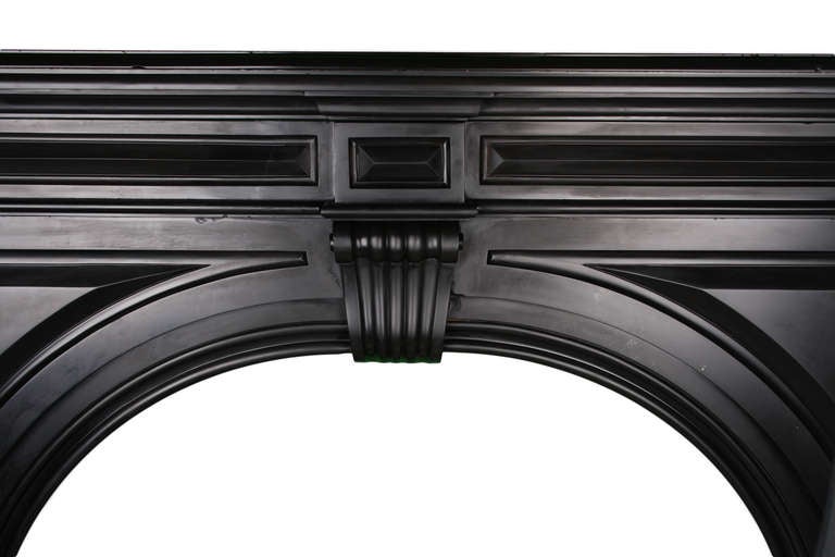 English Regency Arched Black Marble Chimney Piece In Good Condition For Sale In London, GB