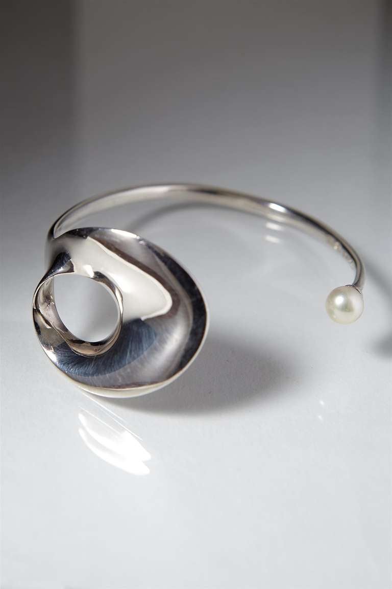 Bracelet in sterling silver and fresh water pearl., designed by Torun Bülow-Hübe for Georg Jensen, Denmark. 1973.