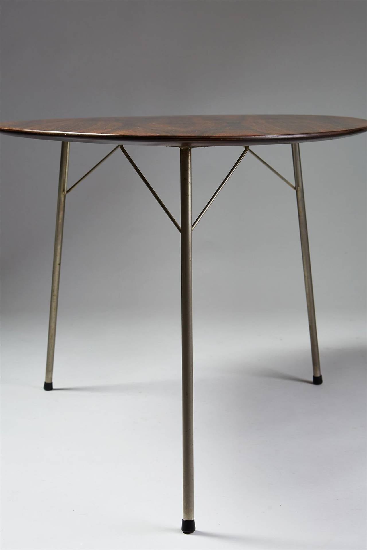 Scandinavian Modern Dining Table and Chairs Designed by Arne Jacobsen for Fritz Hansen, Denmark
