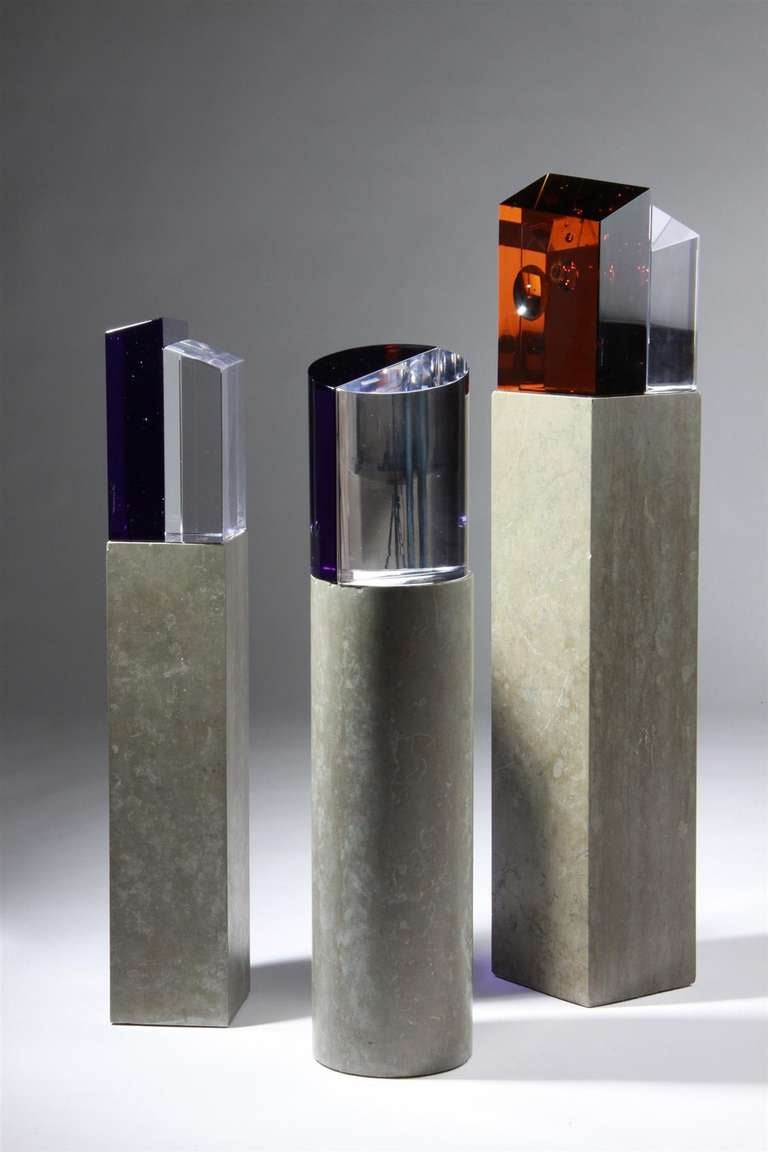 Sculpture, conçue par Jan Johansson, Suède, années 1970.

Une pièce unique. 

Blocs de verre de différentes couleurs sur des socles en pierre calcaire.

Hauteurs y compris les piédestaux :
106 cm/ 41 3/4''
82 cm/ 32 1/4''
79 cm/ 31''.