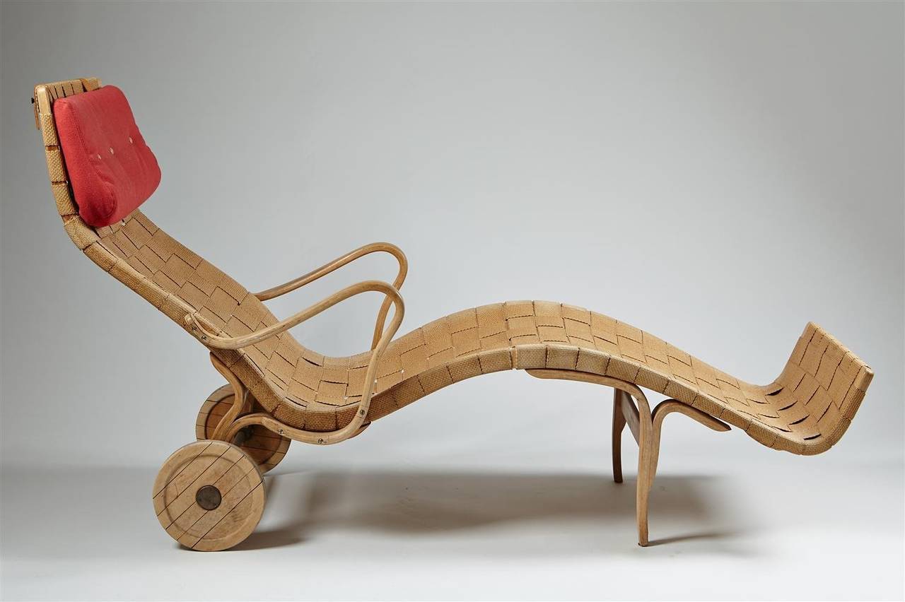 Chaise longue designed by Bruno Mathsson for Karl Mathsson, Sweden, 1942.
Bent birch, solid birch, brass and original paper webbing.
Very rare model with wheels.