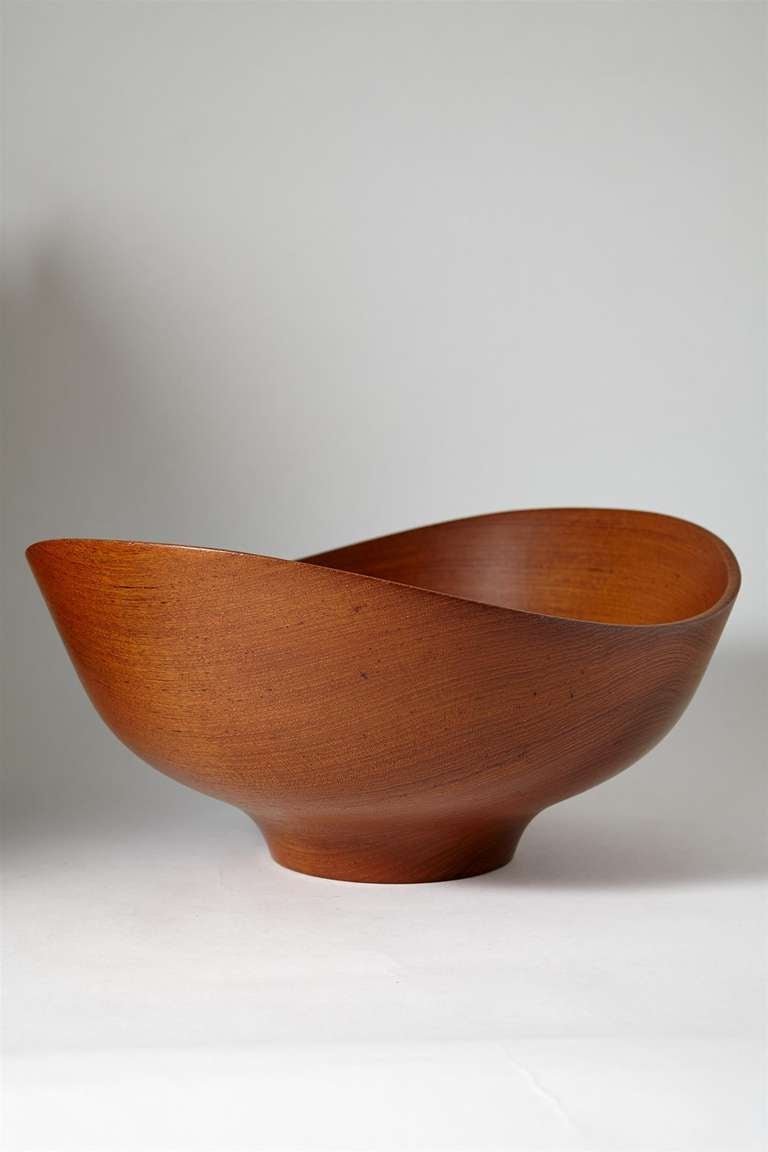 Wooden bowl designed by Finn Juhl for Kaj Bojesen, Denmark, 1950s.