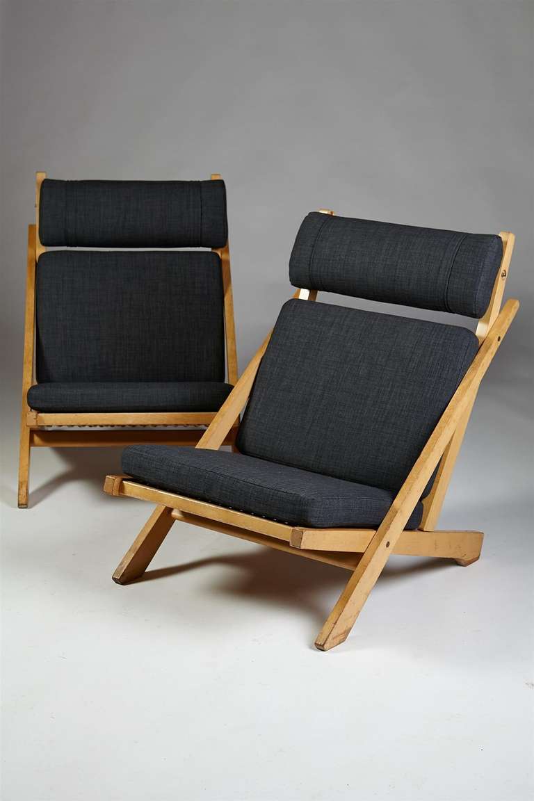 Model CH03. Pair of easy chairs, designed by Hans Wegner for Johannes Hansen, Denmark. 1950s.

Oak, flagline and wool upholstery.

Measurements: 
H: 90 cm/ 35 1/2''
D: 90 cm/ 35 1/2''
W: 67.5 cm/ 26 1/2''
Seat height: 37 cm/ 14 1/2''.

Hans J.