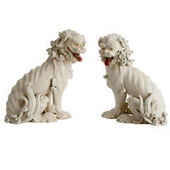 Paire de chiens Foo en porcelaine japonaise vers 1900