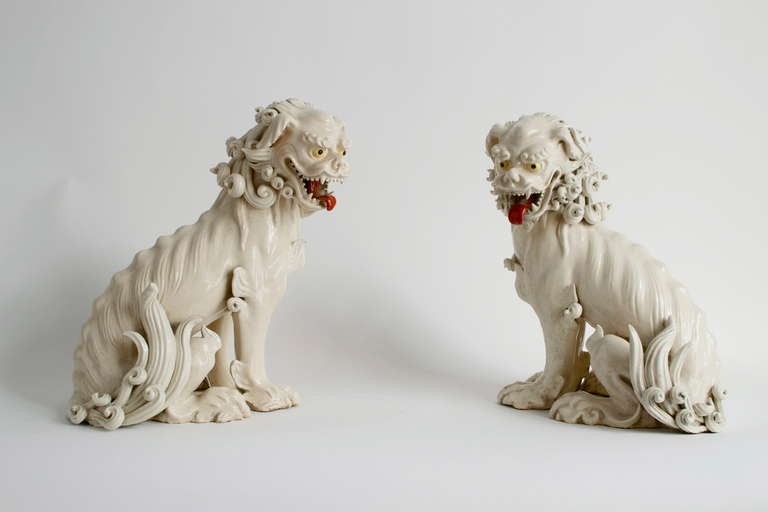 Pair of Japanese porcelain Foo Dogs made around 1900. Meiji period.
A japanese name for Foo Dogs are Komainu, they often are statue pairs of lion-like creatures either guarding the entrance or the inner shrine of many Japanese Shinto shrines or