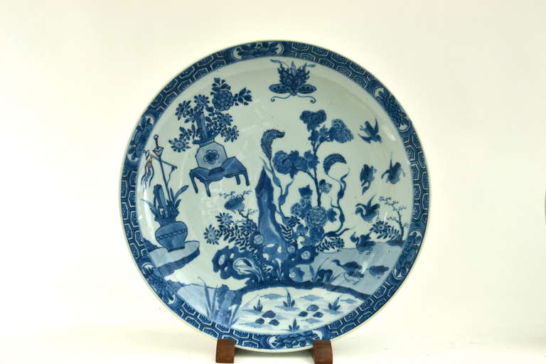 A Pair Of Large Chinese Blue And White Dishes Kangxi Period (1662-1722) In Good Condition In Stockholm, SE