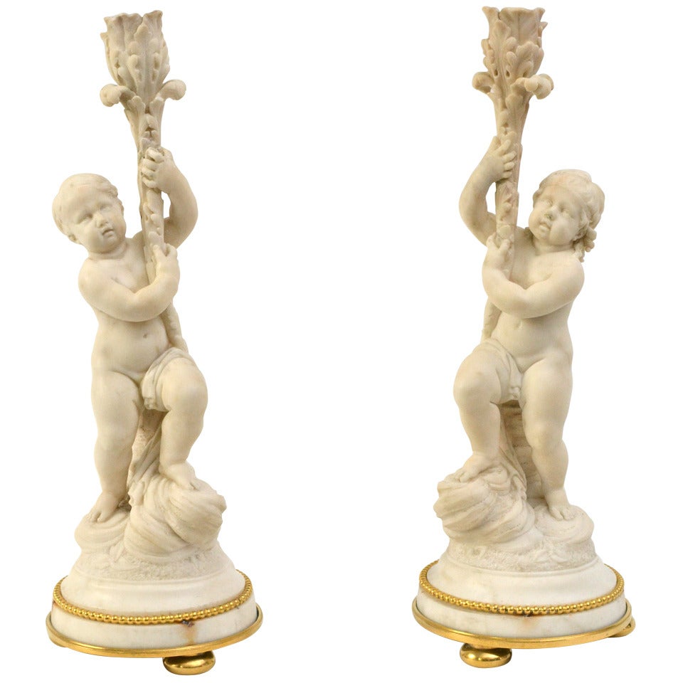 Paar französische Kerzenständer aus weißem Marmor im Louis-XVI.-Stil mit vergoldeten Bronzebeschlägen