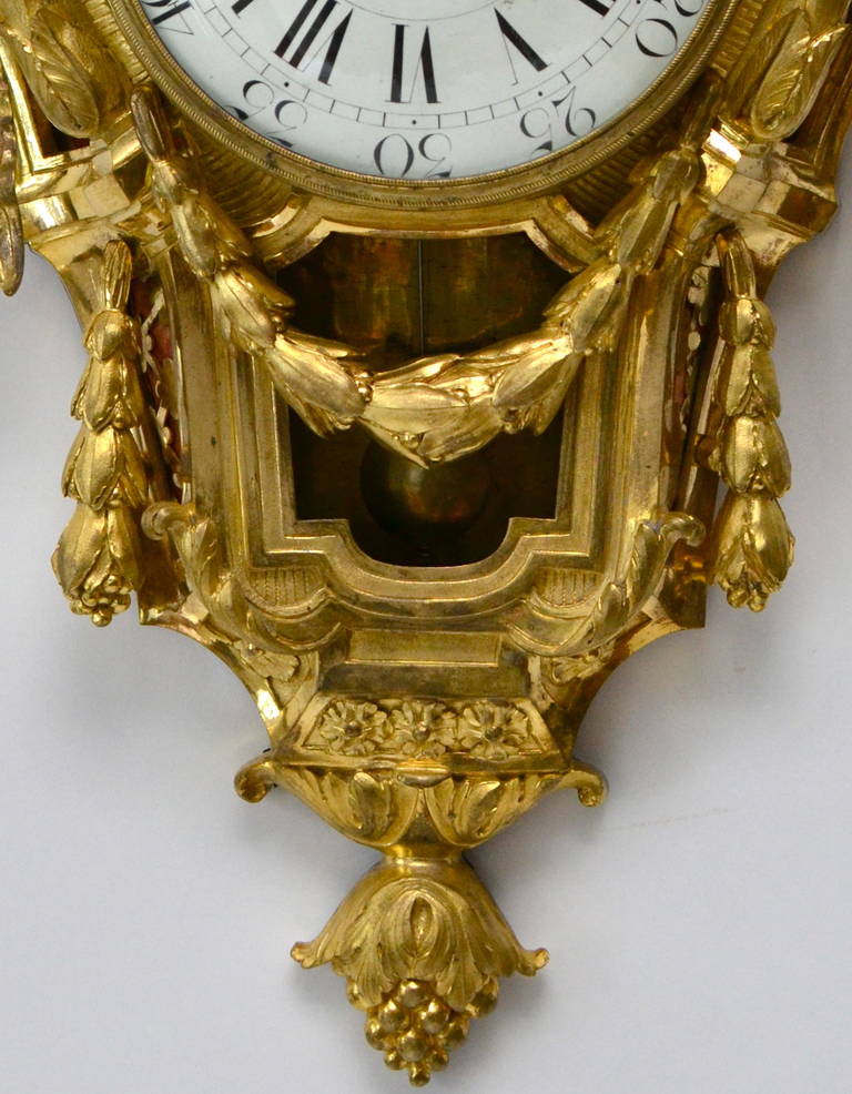 Reloj de pared Luis XVI de bronce dorado, firmado "CELLIER A PARIS", siglo XVIII.