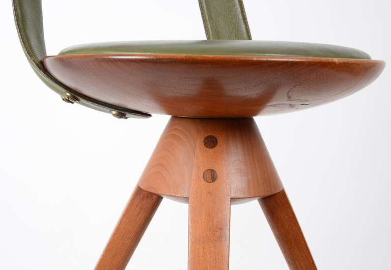 Stool by Tove & Edvard Kindt-Larsen manufactured by Thorald Madsens, Denmark In Excellent Condition In Stockholm, SE