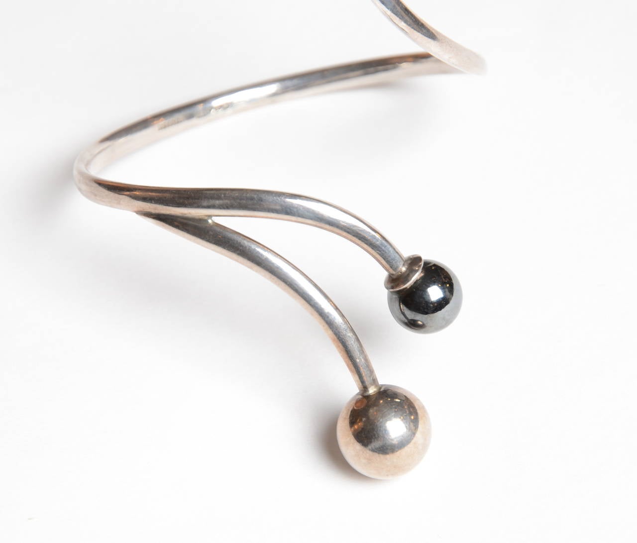 Bracelet in silver with a hematite. By Stigbert, Engelbert AB, Stockholm, Sweden, 1973 (Y9)

World-wide shipping is included in the price.