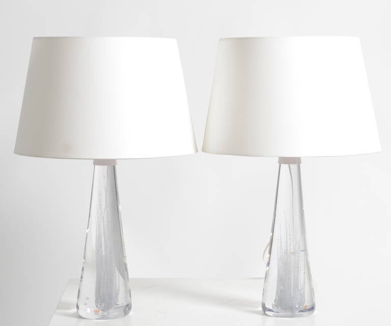 Une paire de lampes de table en verre, conçues par Vicke Lindstrand pour Kosta. La Suède,  1960's. Signé : Kosta 10634 V Lindstrand.