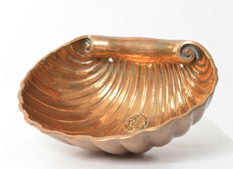 A beautiful sink in the shape of a shell from a Restaurant called 'Muslingeskallen', Hotel Palace, Copenhagen, Denmark.

From the 1920's. In solid brass / bronze.

Weights 28.66 lb / 13 kg!

Please contact me if you have any