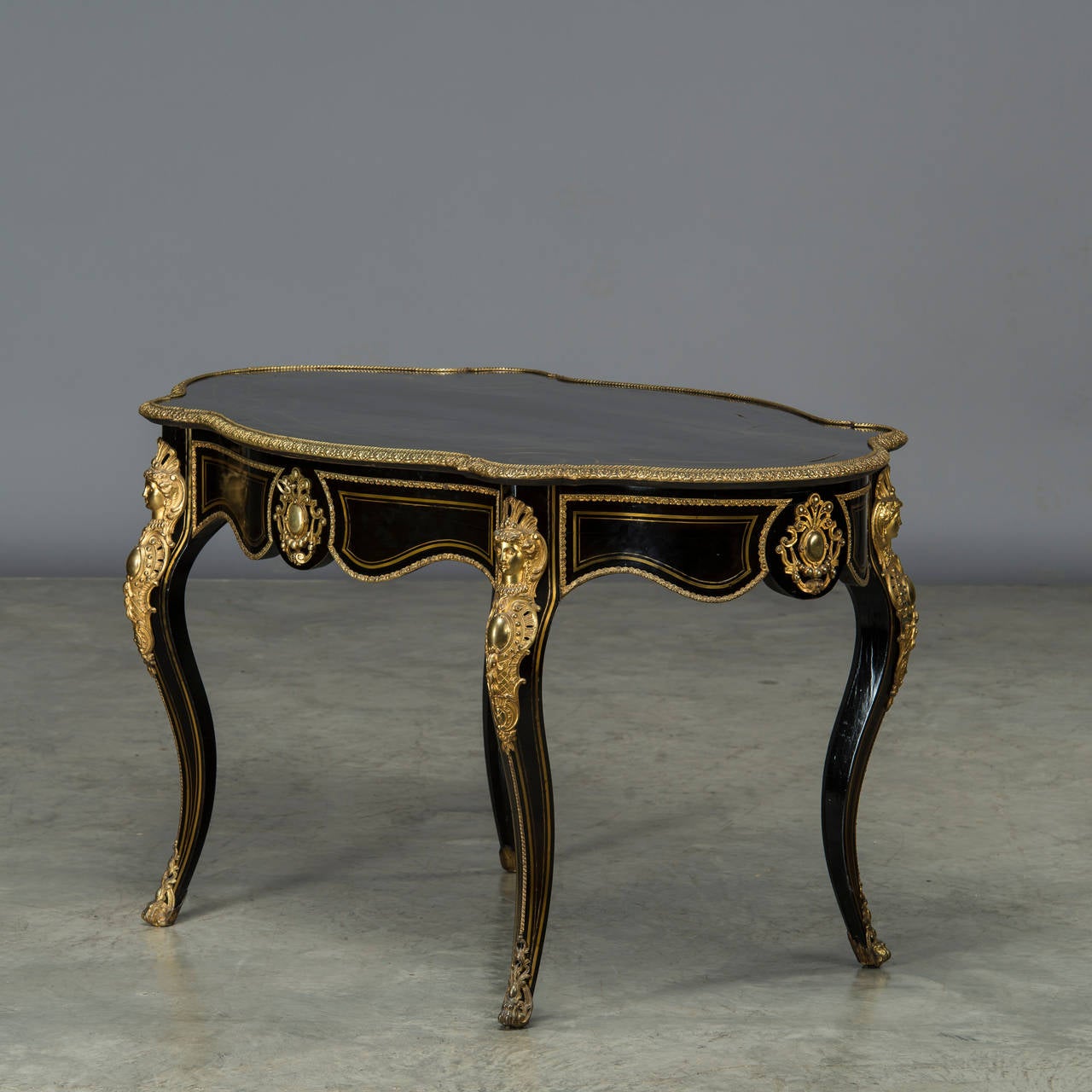 Table Napoléon III en bois ébonisé avec montures en ébène et bronze doré et incrustations en laiton. Un grand tiroir.
Fabriqué avec un grand savoir-faire. 

France, 1850-1870.