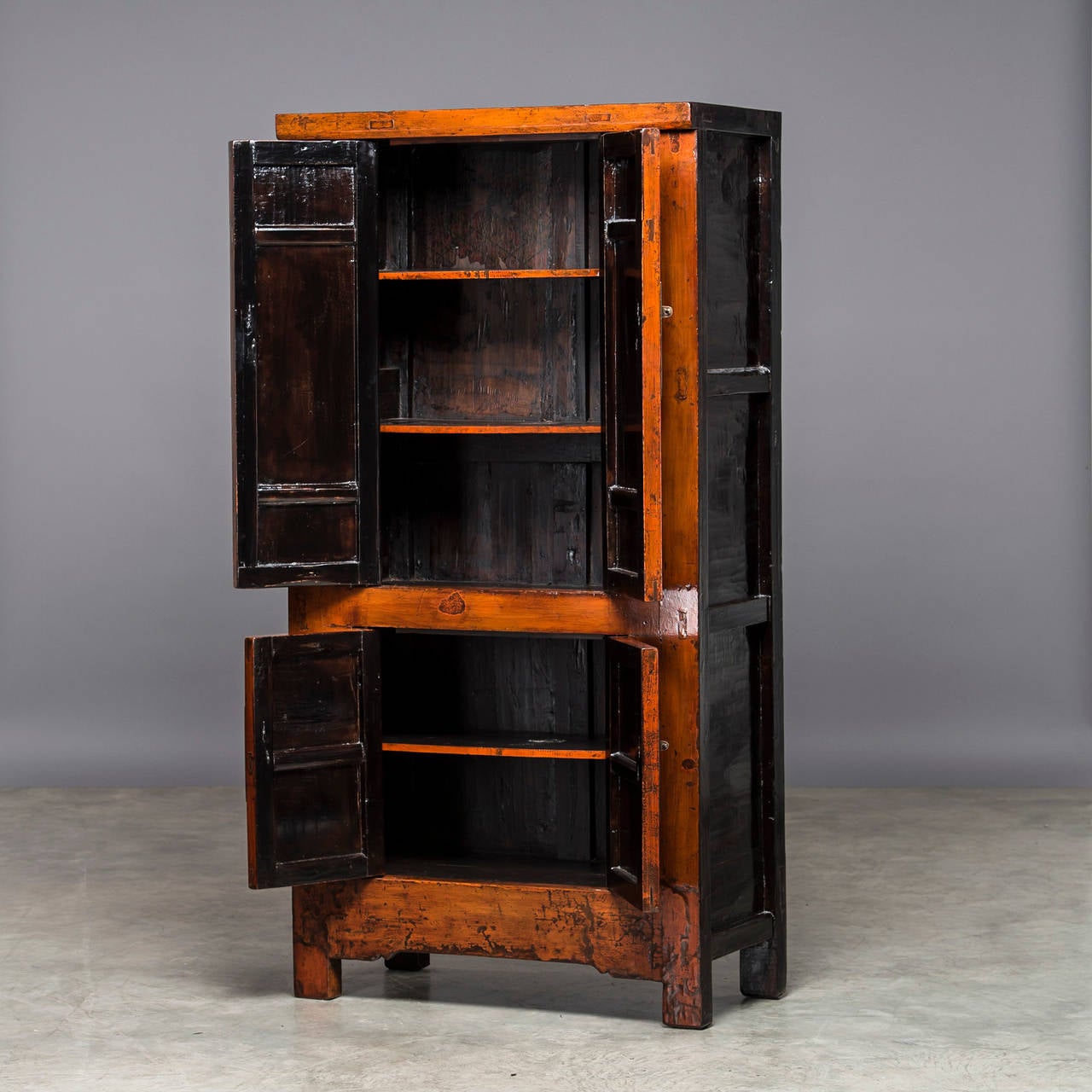 Cabinet with 2 pairs of doors, beautiful original lacquer - 