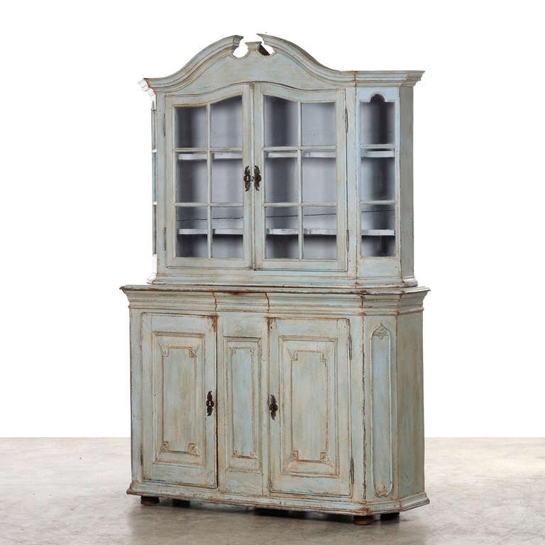 Rococo showcase in 2 parts. 
Upper part with paned glass doors and side glass. 
Lower part with doors with beautiful fillings.
Nice blue/white tones.
Good patina. Denmark, c. 1770.