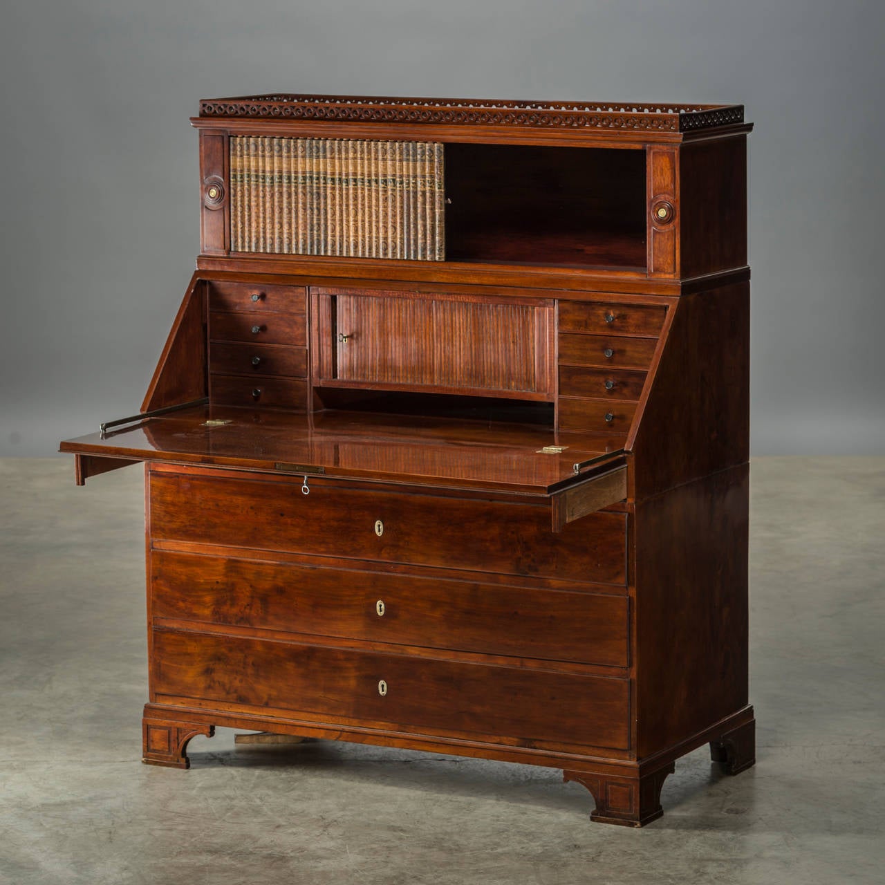 Elegant Louis XVI bureau in mahogany Copenhagen, 1780.
Behind the writing flap small drawers and a tambour door. Loose top cabinet with original tambour door in the form of imitated books with leather back.
Presumably by J.C. Lillie ( 1760 - 1827 )