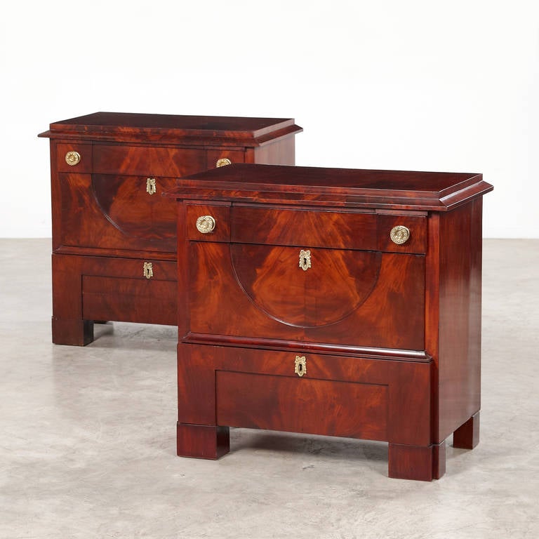 A pair of architectural Biedermeier (late Empire) chests of drawers veneered with silver grained Cuban mahogany. Original mounting. Copenhagen or Altona, circa 1820.