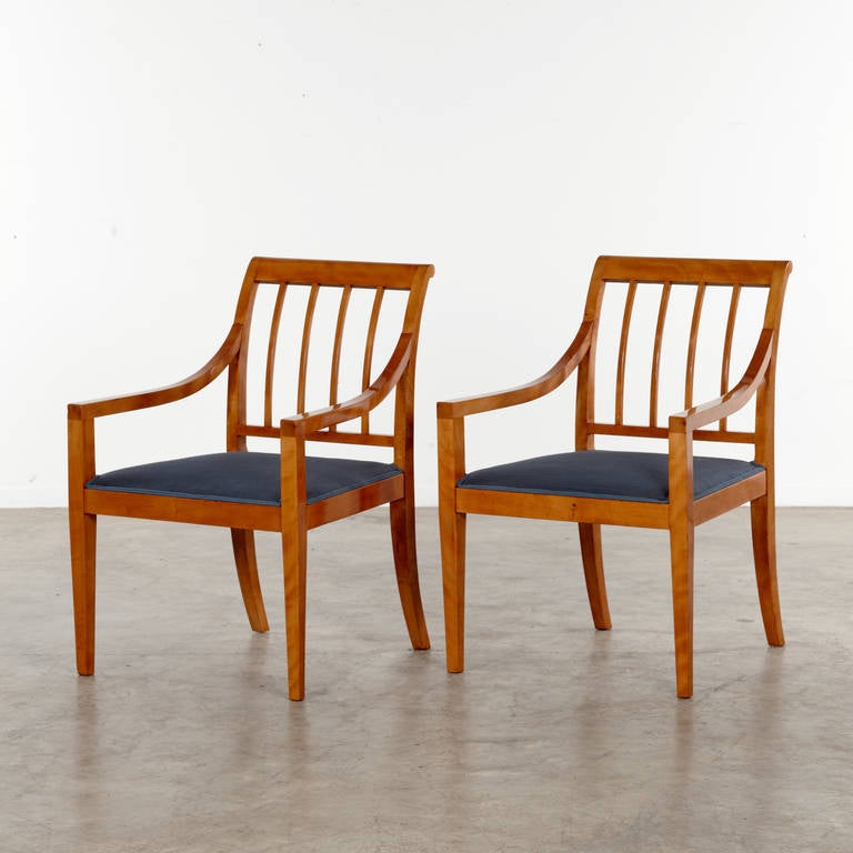 Une paire de fauteuils Fritz Henningsen fabriqués en bouleau massif avec des sièges en tissu, 
1930-1950.