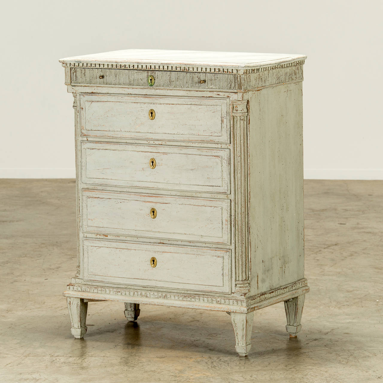 Louis XVI chest of drawers in grey/white. Top drawer and quarter pillar with grooves. Fine patina. Denmark, 1780-90.