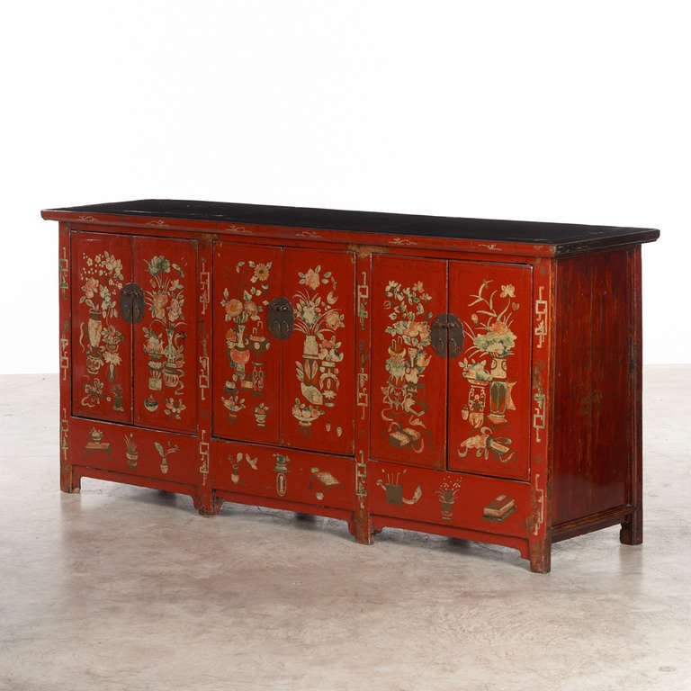 Chinese sideboard in elm with red lacquer and decoration in polychrome. Black lacquer tabletop, China, circa 1840.