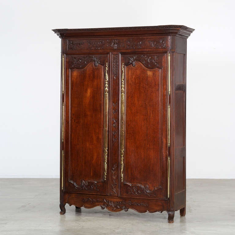 Louis XVI cabinet in chestnut with fine carvings and hardware, from Brittany in France. This cabinet is a so called wedding cabinet. Dating circa 1790.