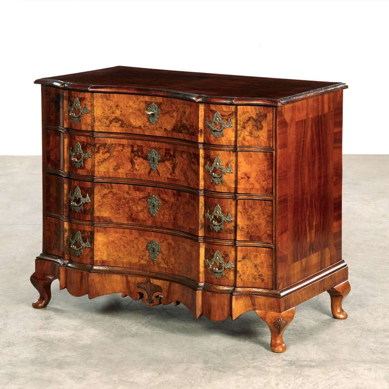 Baroque chest of drawers, walnut veneered, Denmark, 1730-1750. A beautiful and 